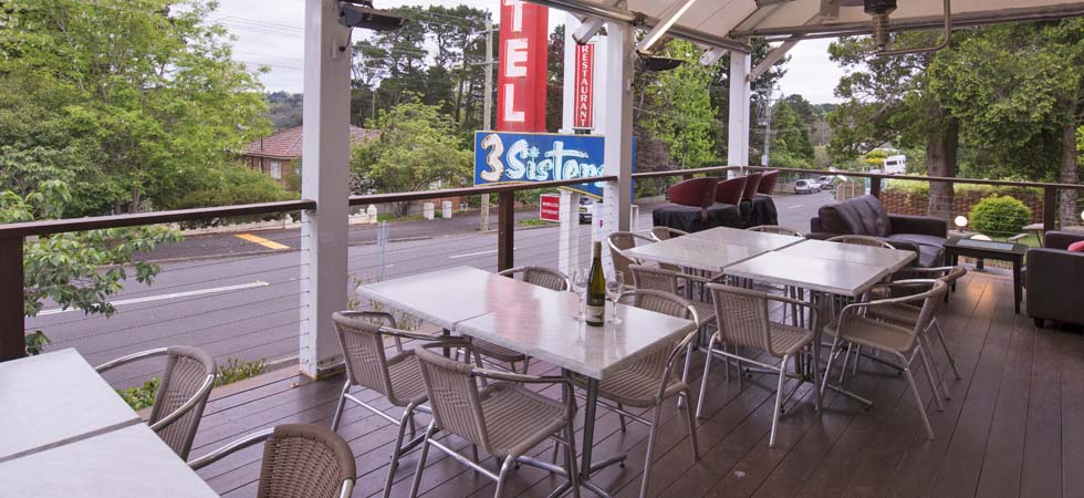 Take advantage of our Happy Hour between 4.30pm to 5.30pm on our Verandah View Deck and watch the sun go down while enjoying a drink. - 3 Sisters Motel & Cottage Katoomba NSW